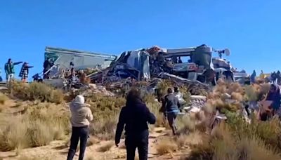 Trágico accidente en Bolivia: al menos 16 muertos y 14 heridos tras el choque de un camión con un autobús
