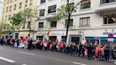 Militantes y simpatizantes del PSOE comienzan a llegar a la sede de Ferraz para trasladar su apoyo a Pedro Sánchez