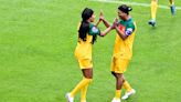 Futebol Solidário reúne famosos no Maracanã com direito a gol de Ludmilla com assistência de Ronaldinho Gaúcho