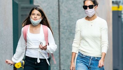 Suri Cruise twins with mom Katie Holmes after changing name in school play