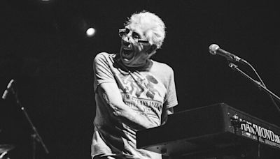 Morreu John Mayall, pioneiro do blues inglês, músico que apadrinhou toda uma geração