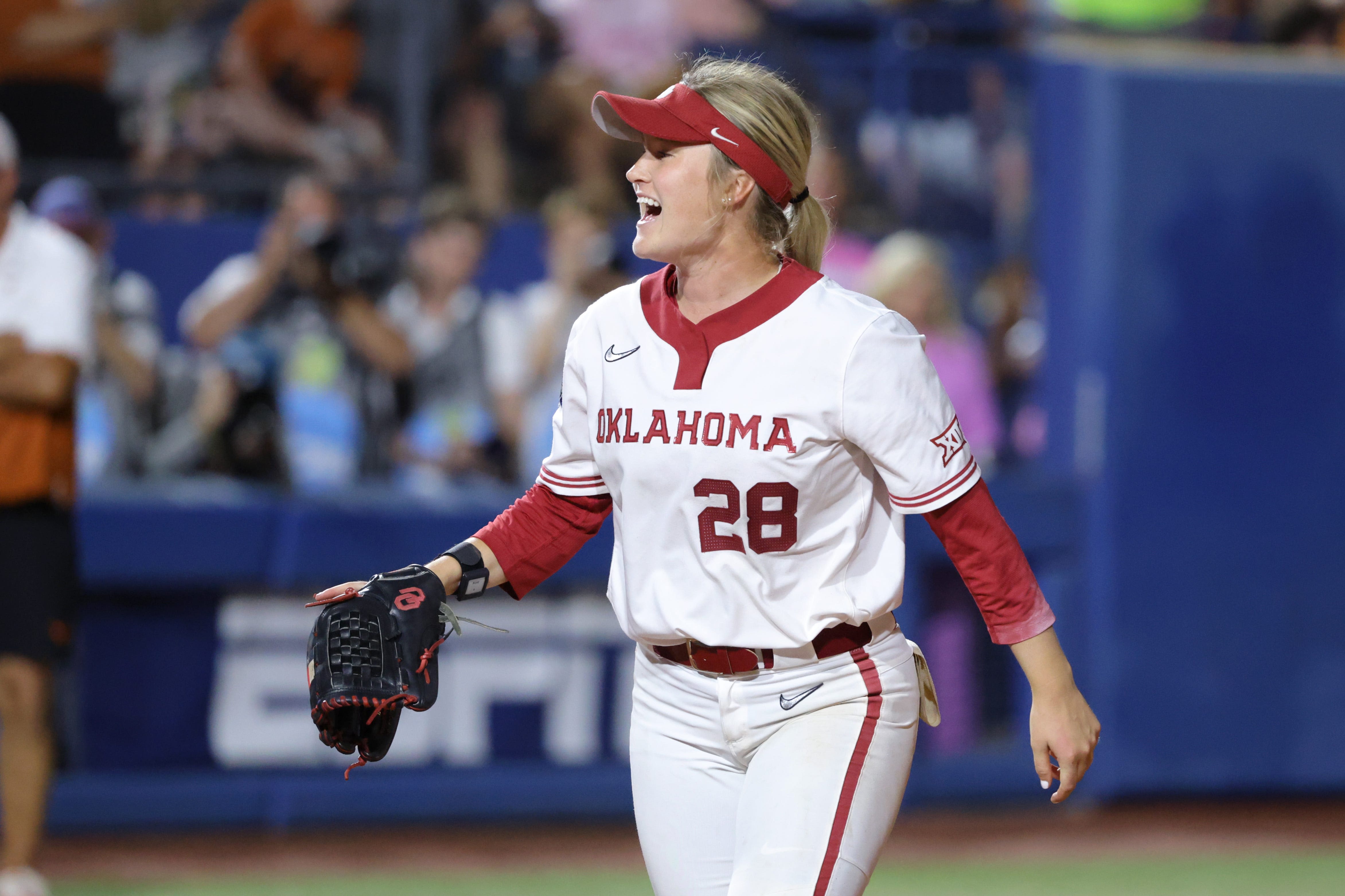 OU softball topples Texas as Kelly Maxwell, Sooners close in fourth-straight WCWS title