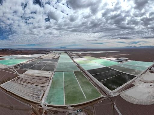 Chile lanzará en un mes más convocatoria a firmas para valor agregado de litio