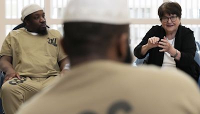 Book club meets at Chicago jail