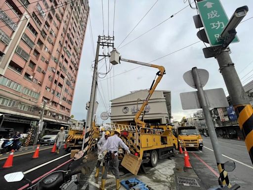 高雄午後雷雨電桿漏電 岡山一度518戶停電