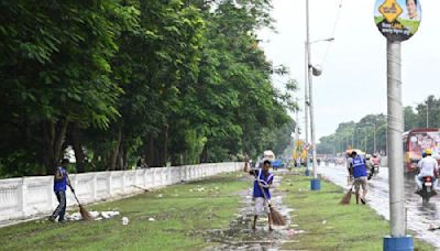 TMC meeting ends, KMC deploys 300 cleaners across central Calcutta to remove waste