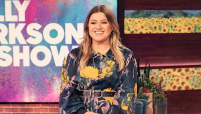 Kelly Clarkson Says Weight Loss Is a Result of Prescription Medication: 'Everybody Thinks It's Ozempic, It's Not'