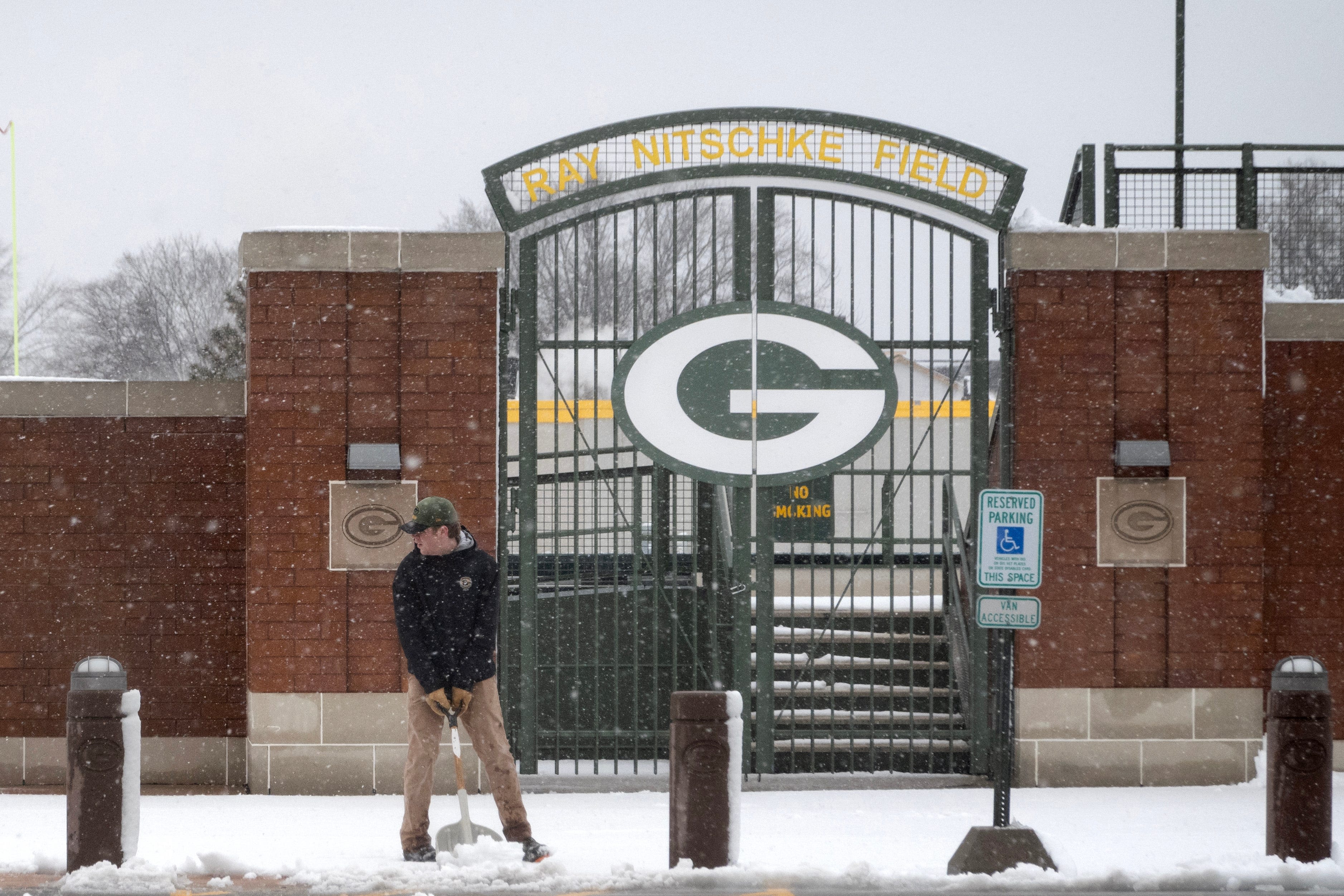 Green Bay Packers fans can smoke in stands? No, state law prohibits that | Fact check