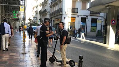 Novedades de la DGT para montar en patinete eléctrico: prohibido a menores de 16 años y casco y luces obligatorias