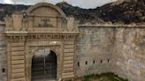 El fuego arrasa la vegetación en el interior del Fuerte de San Cristóbal