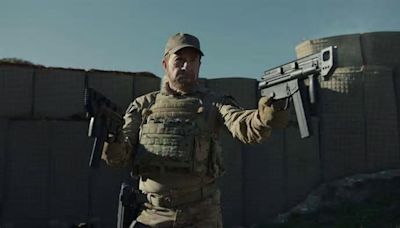 Chuck Norris zurück in Action: Im ersten Trailer zum Sci-Fi-Film "Agent Recon" gibt es jede Menge Kicks und eine Minigun
