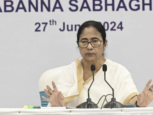 Mamata Banerjee suspends hawker eviction drive for a month