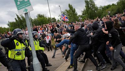 Los agitadores que atizan desde las redes sociales la ola de violencia en el Reino Unido