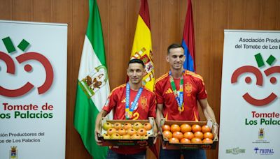 La localidad de Los Palacios, Sevilla, regala a Jesús Navas y Fabián Ruiz...¡su peso en tomates!