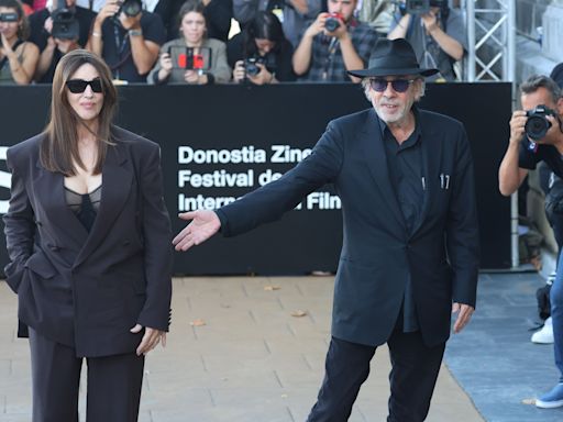 Tim Burton aparece por sorpresa en San Sebastián junto a Mónica Bellucci