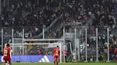 Oficial: se suspendió el partido entre Universitario vs. Colo Colo por ataque de barra del ‘Cacique’