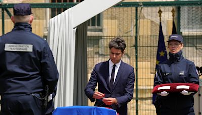Francia homenajea a los 2 guardas asesinados en la fuga de un reo: "No habrá impunidad"