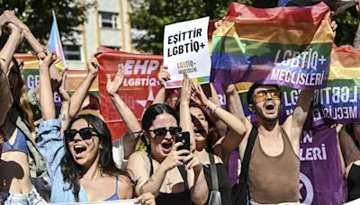 Turquie: marche des fiertés éclair à Istanbul, une dizaine d'arrestations