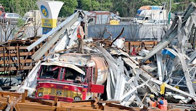 Mumbai: BMC and Railways clash over hoarding regulations