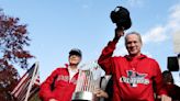 Falleció Larry Lucchino, vital en auge de estadios 'retro' y resurgir de Medias Rojas. Tenía 78 años