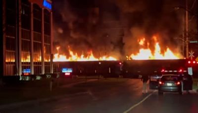Mehrere Wagen in Flammen: Feuer-Zug rollt durch Stadt