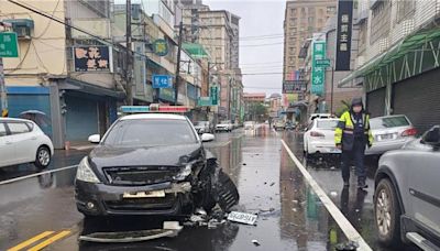 桃園偷車賊拒捕撞警車2警受傷 4汽車1機車衰遭撞爛 - 社會