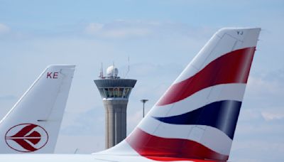 Controladores aéreos de Francia cancelan su huelga, pero los vuelos a París siguen interrumpidos