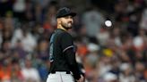 Marlins' López leaves with bruised wrist after hit by ball