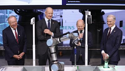 Olaf Scholz hat auf der Hannover Messe ein kleines Roboter-Kommunikations-Problem