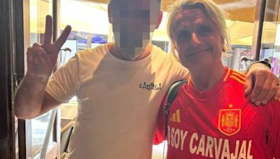 Nacho Cano luce una camiseta de la selección española con el lema: “Yo soy Carvajal”