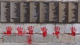 À Paris, des mains rouges taguées sur le mur des Justes du mémorial de la Shoah