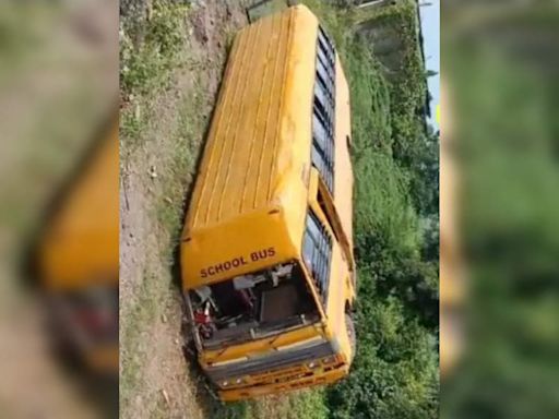 School Bus Overturns Near Gadchandur: 20 Students Injured | Nagpur News - Times of India