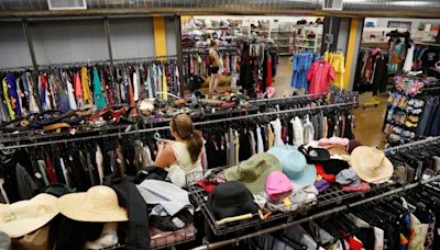 ¿No sabes qué hacer con tu ropa vieja? California podría exigir que la industria de la moda la recoja gratis