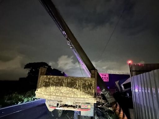 砂石車撞斷電線桿 新屋區59戶停電 台電急進場搶修 - 社會