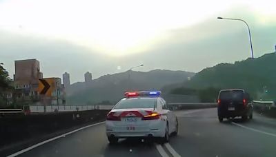 影／跨線超車國道紅斑馬 網友虧：當荷包太滿就在警察面前違規