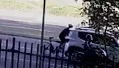 Video: murió un ciclista que chocó contra un auto que estaba frenado