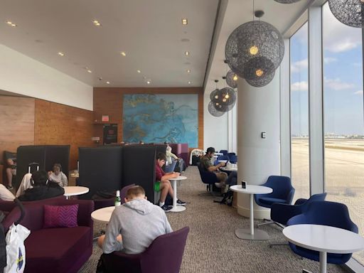 I've been to dozens of airport lounges worldwide. Here are the 5 things I never do in them.