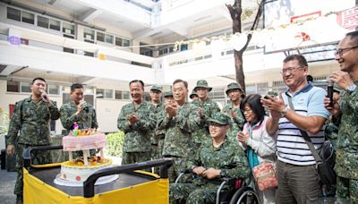 高空墜落全癱傘兵秦良丰將退伍 陸軍協助轉任國軍醫院