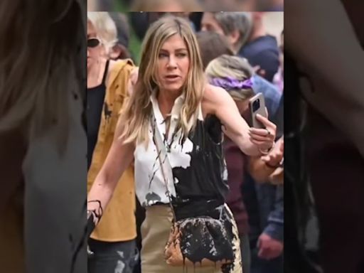 Un peatón rocía de pintura negra a Jennifer Aniston en Nueva York