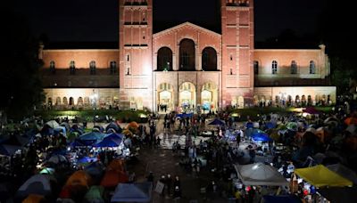 Cientos de policías entran la Universidad de California tras una jornada de enfrentamientos