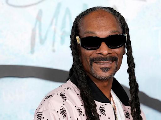 Snoop Dogg puts mind, money on bowl. Not that kind of bowl. A college football bowl game