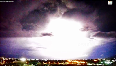 驚人畫面曝光！台東閃電劃破夜空 雲海中「紫爆」超震撼 -台視新聞網