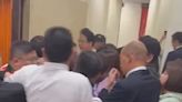 影/還原韓國瑜遭綠委圍攻現場 李彥秀現場直擊：他被抱到「腳無法著地」