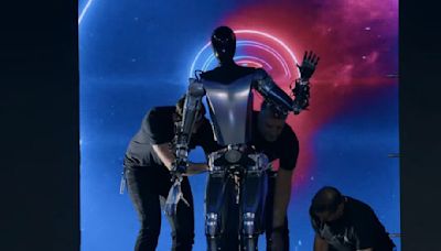 特斯拉人型機器人Optimus亮相，馬斯克預言未來可供家用，甚至成為人類的性伴侶 - The News Lens 關鍵評論網