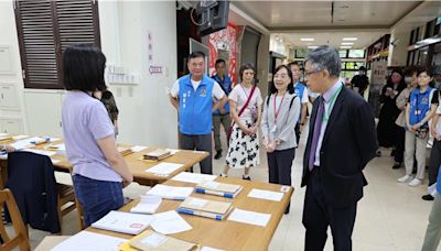 苗栗縣首設國家考場 鍾東錦陪典試委員、考選部部長巡視 - 寶島