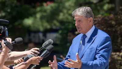 Manchin, senador demócrata que se volvió independiente, pide a Biden "pasar la antorcha" y salir de la carrera presidencial