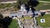 Neverland: incêndio florestal ameaça rancho de luxo de Michael Jackson