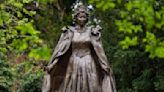 Estatua en honor a la reina Isabel II y sus adorados corgis