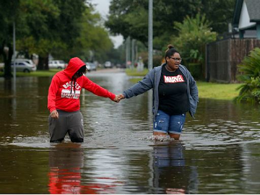 Autoridades ordenan evacuación obligatoria de área metropolitana de Houston ante una “ola de inundaciones” - La Tercera