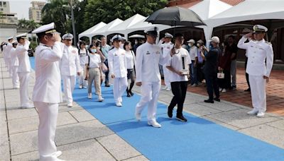 投身軍旅28年…海虎潛艦服役不幸落海殉難！他93軍人節入台南忠烈祠